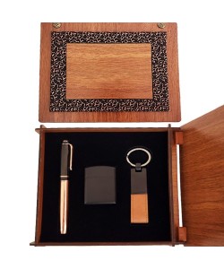 Dekoratif Ahşap Kutulu Bakır Roller Kalem Taba Renk Anahtarlık ve Çakmak Set Dekoratif Ahşap Kutulu Bakır Roller Kalem Taba Renk Anahtarlık ve Çakmak Set