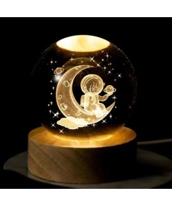 Dekoratif Ay Üstünde Astronot Tasarımlı Ahşap altlıklı Işıklı Cam Küre 8cm büyük boy Dekoratif Ay Üstünde Astronot Tasarımlı Ahşap altlıklı Işıklı Cam Küre 8cm büyük boy