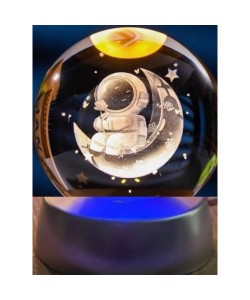 Dekoratif Ay Üstünde Astronot Tasarımlı Plastik Altlıklı Cam Küre Dekoratif Ay Üstünde Astronot Tasarımlı Plastik Altlıklı Cam Küre